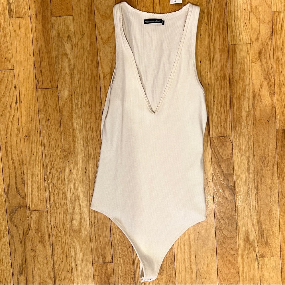 Abercrombie & Fitch White V-Neck Ribbed Bodysuit size M